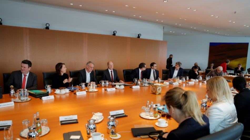 Regierung will Fl&uuml;chtlinge fr&uuml;her in Arbeit bringen und Schleuser h&auml;rter bestrafen
