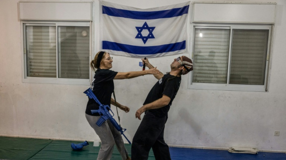 Na Cisjord&acirc;nia ocupada, colonos israelenses fazem cursos de defesa pessoal