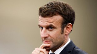 Pr&eacute;sidentielle: Macron obtient son pass, la droite se d&eacute;passe