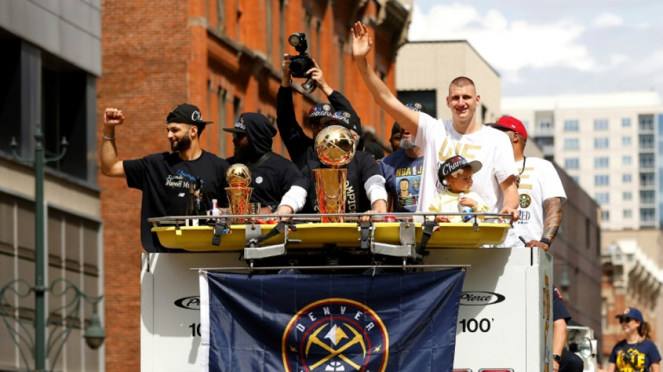 Multid&atilde;o acompanha desfile dos Nuggets, campe&otilde;es da NBA, pelas ruas de Denver