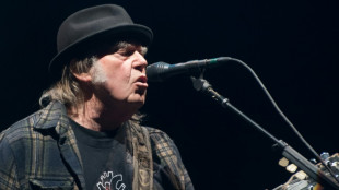Spotify cede ante las críticas de Neil Young y combatirá desinformación sobre covid