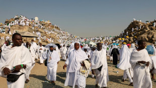 Sob o calor, fi&eacute;is continuam sua peregrina&ccedil;&atilde;o no Monte Arafat 