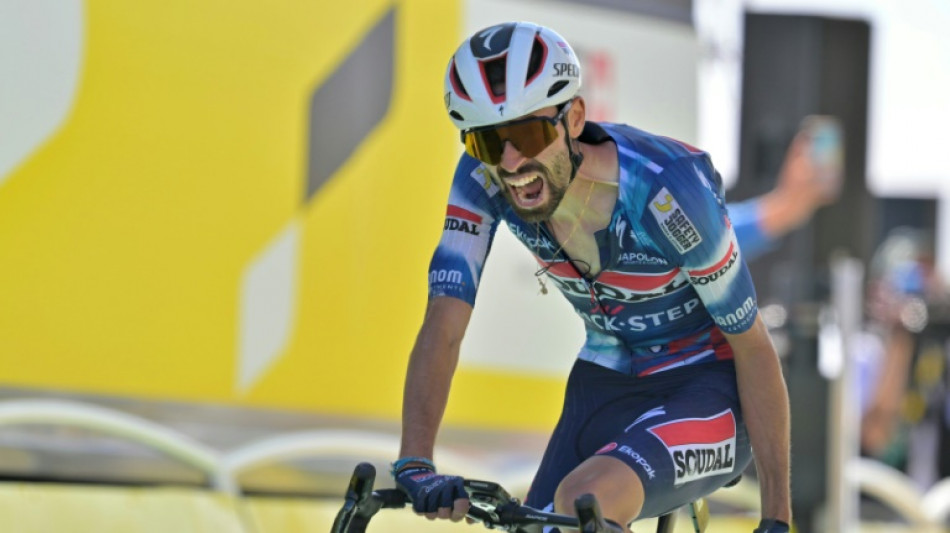 Tour de France: Valentin Paret-Peintre d&eacute;livre la France au Mont Ventoux