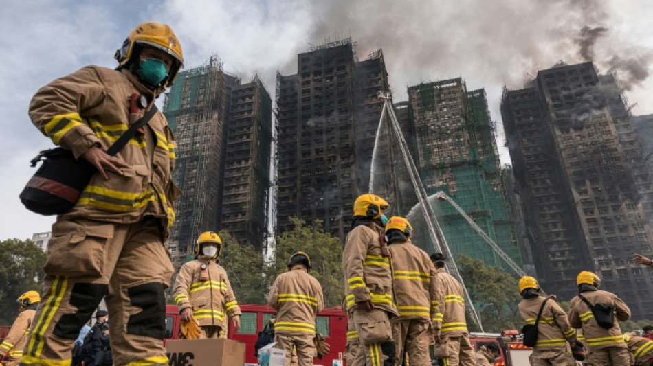 Hong Kong busca a cientos de desaparecidos tras incendio que dejó 65 muertos