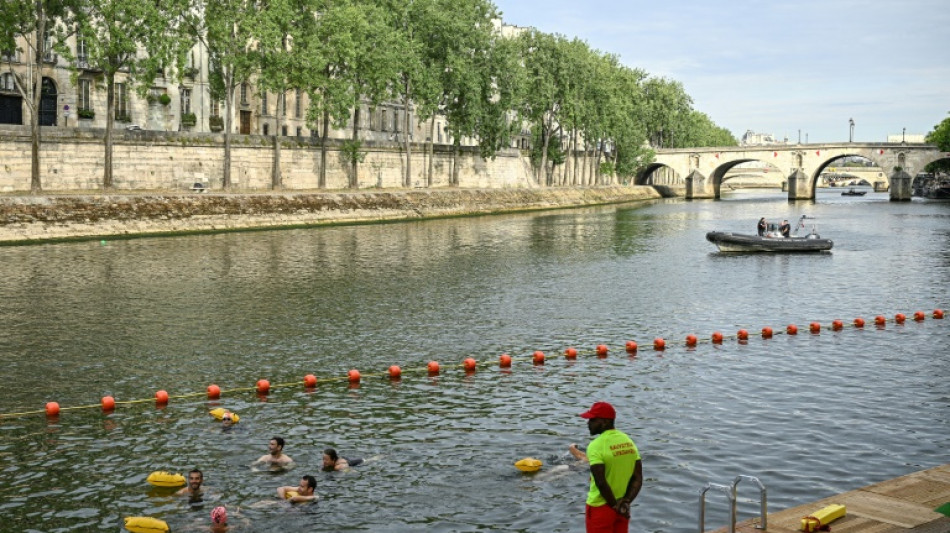 Par&iacute;s reabre el Sena para los ba&ntilde;istas m&aacute;s de un siglo despu&eacute;s
