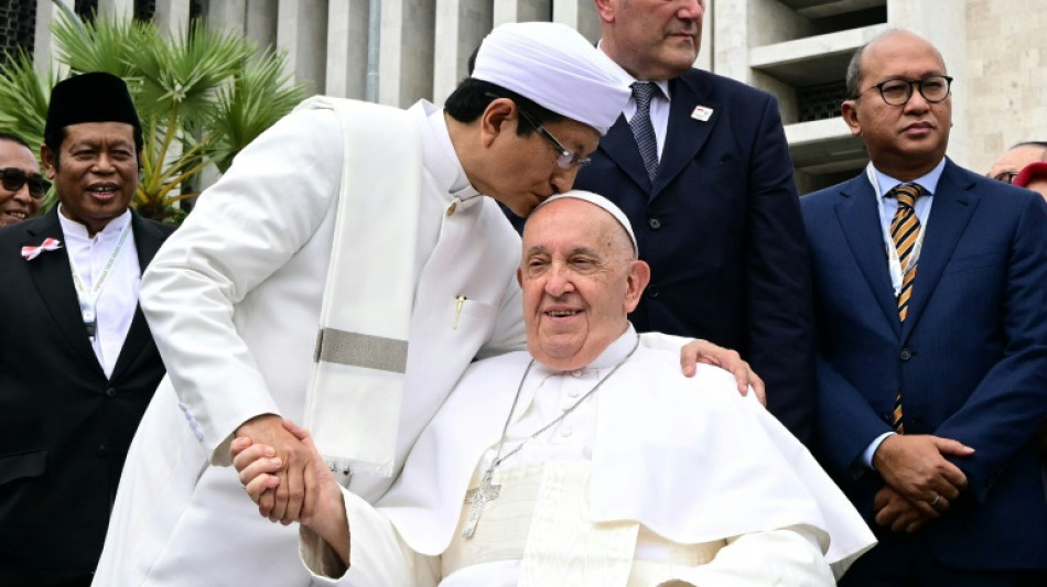 Papa conclui visita a Jacarta com missa e pedido de di&aacute;logo