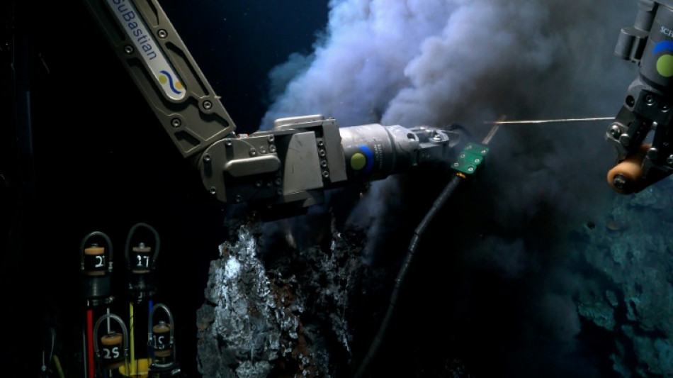 Cientistas descobrem campo de chamin&eacute;s t&eacute;rmicas nas &aacute;guas de Gal&aacute;pagos 