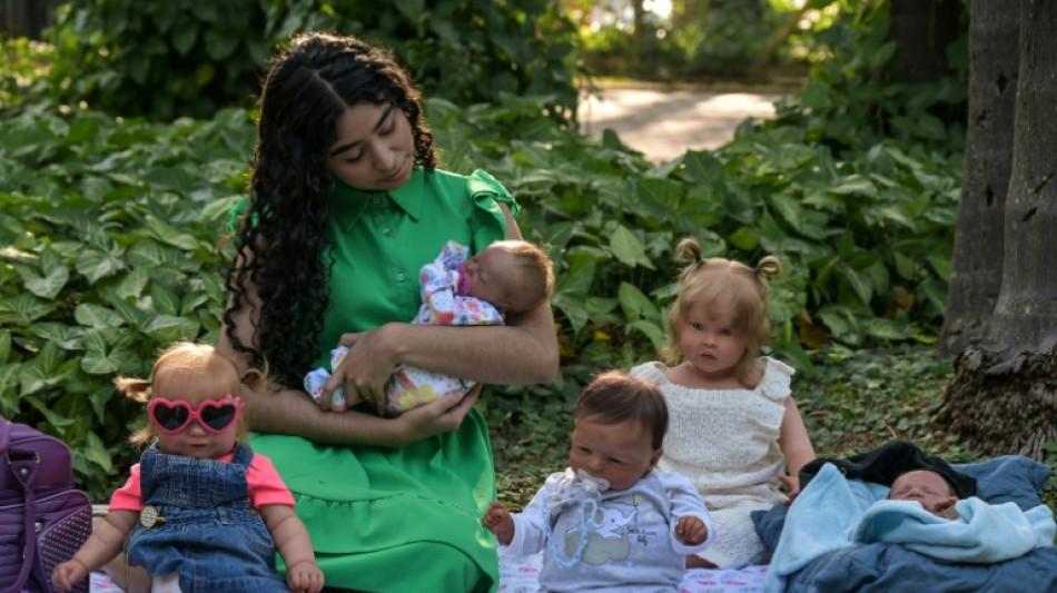 'Beb&ecirc;s reborn', a febre de bonecos hiper-realistas que sacode o pa&iacute;s