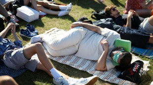 Tennis fans sizzle as heatwave hits Wimbledon