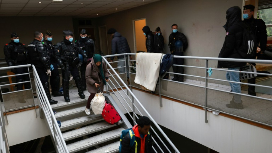 Centenas de migrantes expulsos de edif&iacute;cio abandonado nos arredores de Paris