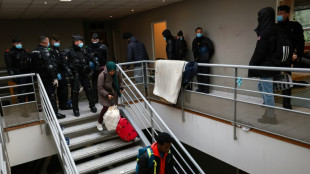 Centenas de migrantes expulsos de edif&iacute;cio abandonado nos arredores de Paris