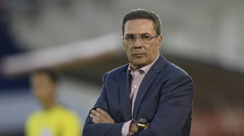 Corinthians anuncia Vanderlei Luxemburgo como novo t&eacute;cnico 