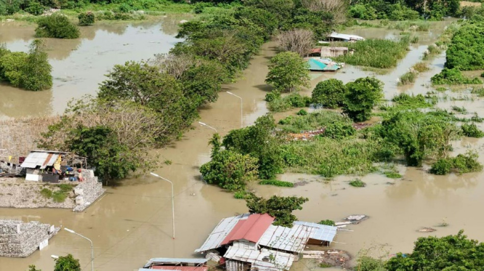 Miles de personas huyen de la costa en Filipinas ante la llegada de una tormenta tropical