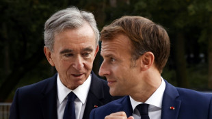 Macron condecora o homem mais rico do mundo na presen&ccedil;a de Beyonc&eacute; e Musk