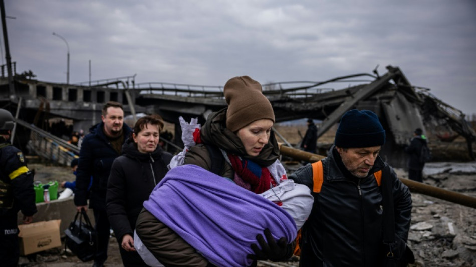Ukrainians flee besieged city as number of refugees hits 2 mn