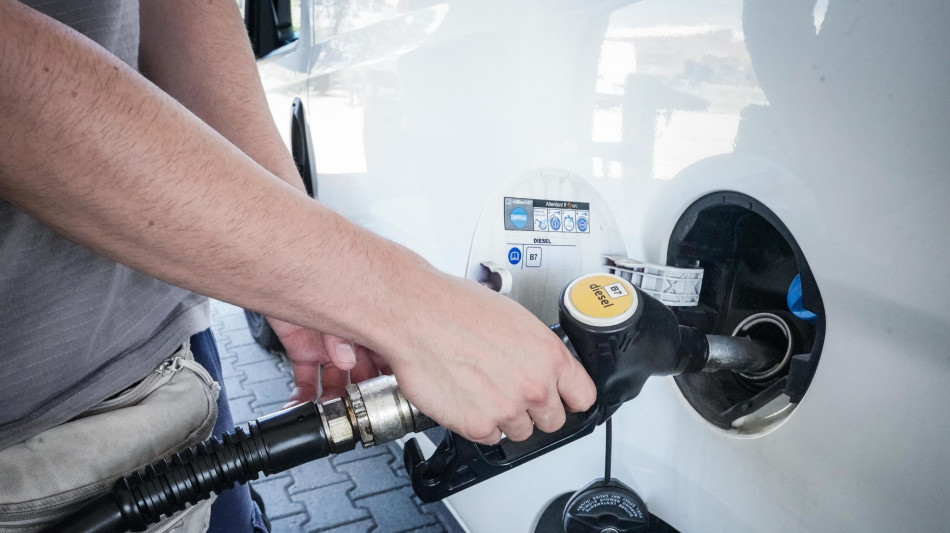 Qe, Eni rincara di un cent i prezzi di benzina e gasolio