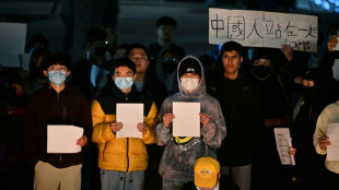 Manifestantes se enfrentan a polic&iacute;as en Cant&oacute;n, megaciudad del sur de China
