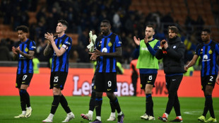 Napoli arranca empate e interrompe s&eacute;rie de vit&oacute;rias da Inter; Juve trope&ccedil;a com Genoa
