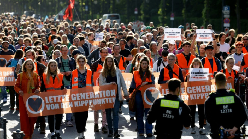 Geldstrafe f&uuml;r Aktivistin in Berlin wegen Festklebens an Gem&auml;lderahmen und Blockaden