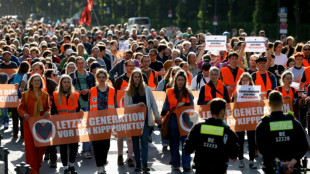Geldstrafe für Aktivistin in Berlin wegen Festklebens an Gemälderahmen und Blockaden