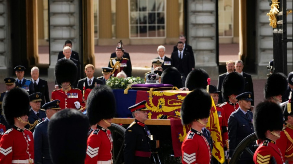 Prozession mit dem Sarg der Queen vom Buckingham-Palast zur Westminister Hall