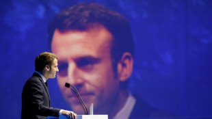 Presidente francés Macron pide "calma" ante llegada de caravanas antirestricciones a París