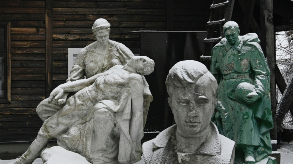 En Ukraine, les statues sovi&eacute;tiques d&eacute;boulonn&eacute;es cr&eacute;ent le d&eacute;bat et l'embarras