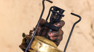 Habitantes de Gaza consertam fog&otilde;es antigos para cozinhar em meio &agrave; guerra