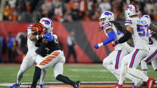 Jugador de los Bills de la NFL, en "estado cr&iacute;tico" tras sufrir choque en partido