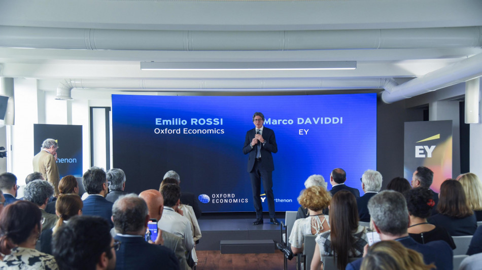 Ey-Oxford Economics, in Italia Pil a +0,4% nel '25. Pesano dazi