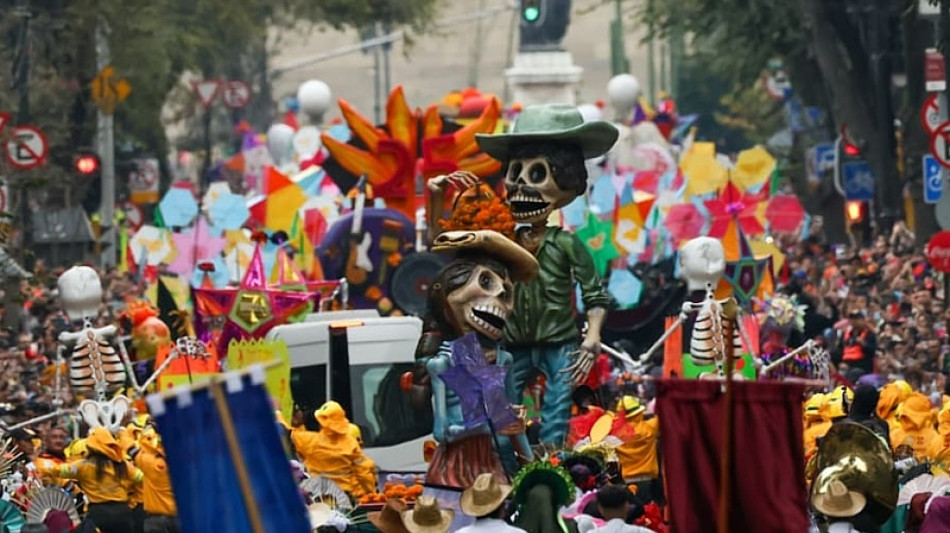 Messico, 1,5 milioni di persone alla sfilata del D&iacute;a de Muertos