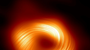 Intensos campos magnéticos formam espiral em torno de buraco negro no centro da Via Láctea