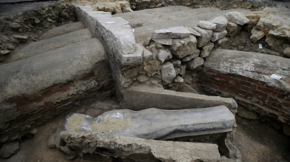 Un sarcófago de plomo y unas manos de piedra en las entrañas de Notre-Dame
