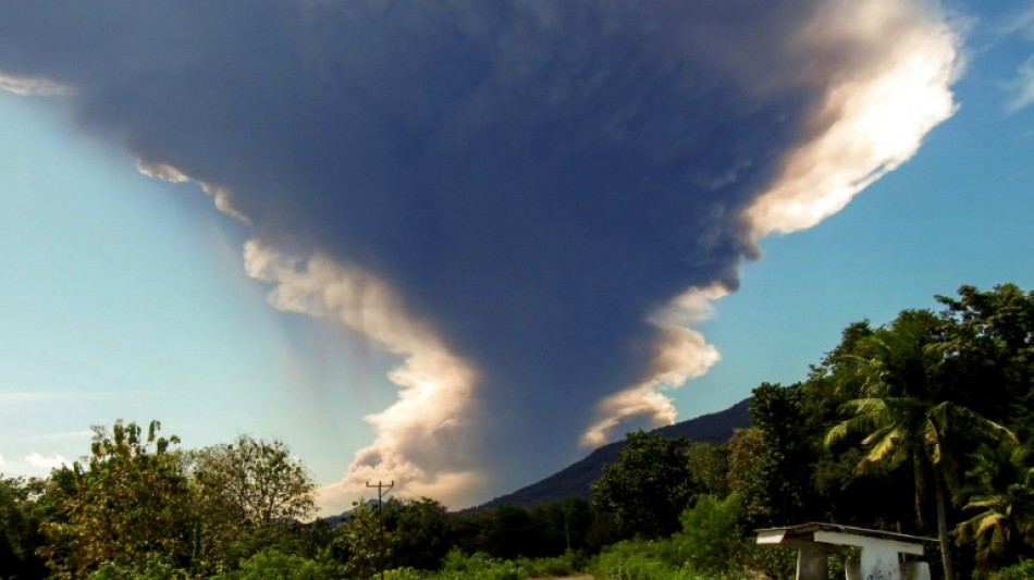 Indon&eacute;sie: plus d'une vingtaine de vols annul&eacute;s apr&egrave;s l'&eacute;ruption d'un volcan