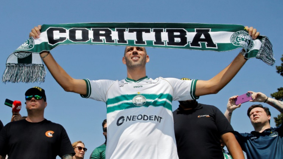 Slimani, maior artilheiro da hist&oacute;ria da sele&ccedil;&atilde;o da Arg&eacute;lia, assina com Coritiba