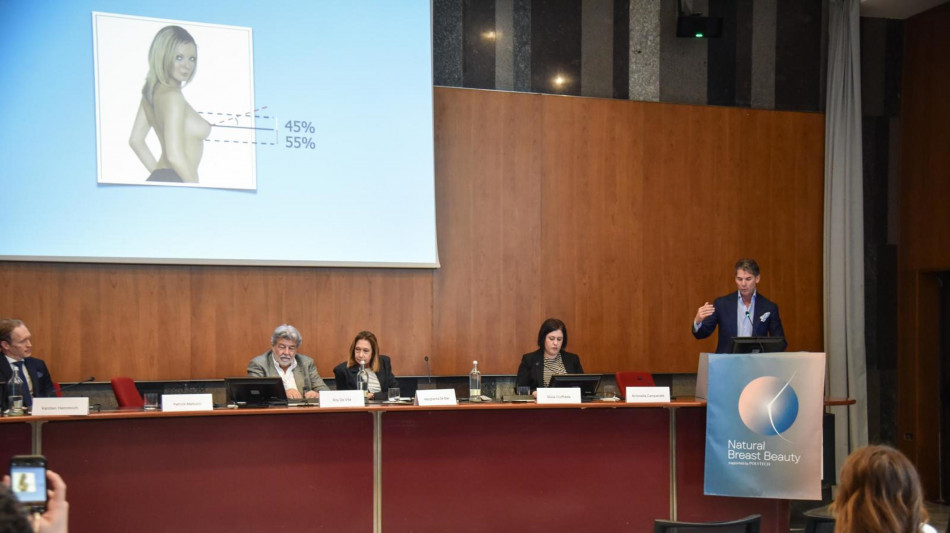 Chirurghi lanciano consensus internazionale contro seni 'fake'