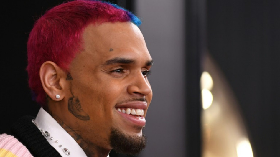 Cantor Chris Brown, acusado de agress&atilde;o no Reino Unido, ficar&aacute; preso at&eacute; meados de junho