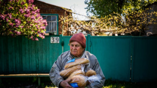 A meticulosa tarefa de distribuir pão em uma cidade do leste da Ucrânia