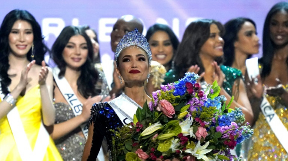 La estadounidense R’Bonney Gabriel se corona Miss Universo, flanqueada por latinas