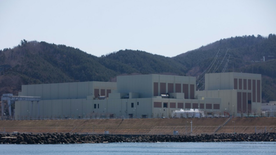 Jap&atilde;o reativa reator nuclear perto da central acidentada de Fukushima