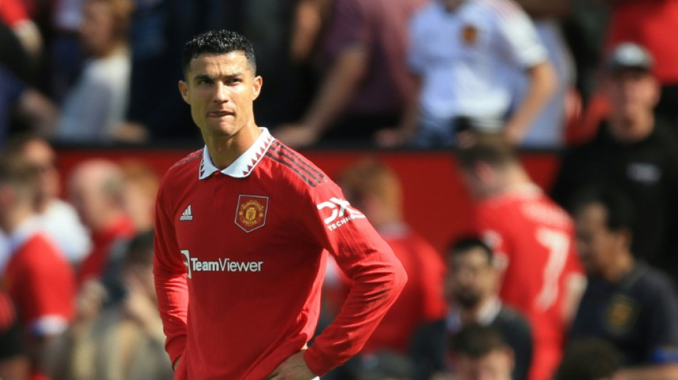 Polic&iacute;a llama al orden a Ronaldo por golpear al tel&eacute;fono de un aficionado