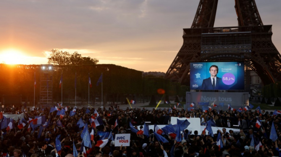 Au pied de la Tour Eiffel, la joie des militants, la sobriété du président