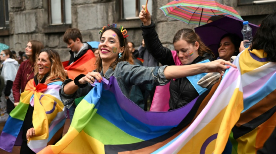 Des milliers de militants LGBTQ+ défilent à Belgrade malgré l'interdiction des autorités