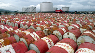 Il petrolio crolla a New York, - 6,13% a 64,32 dollari