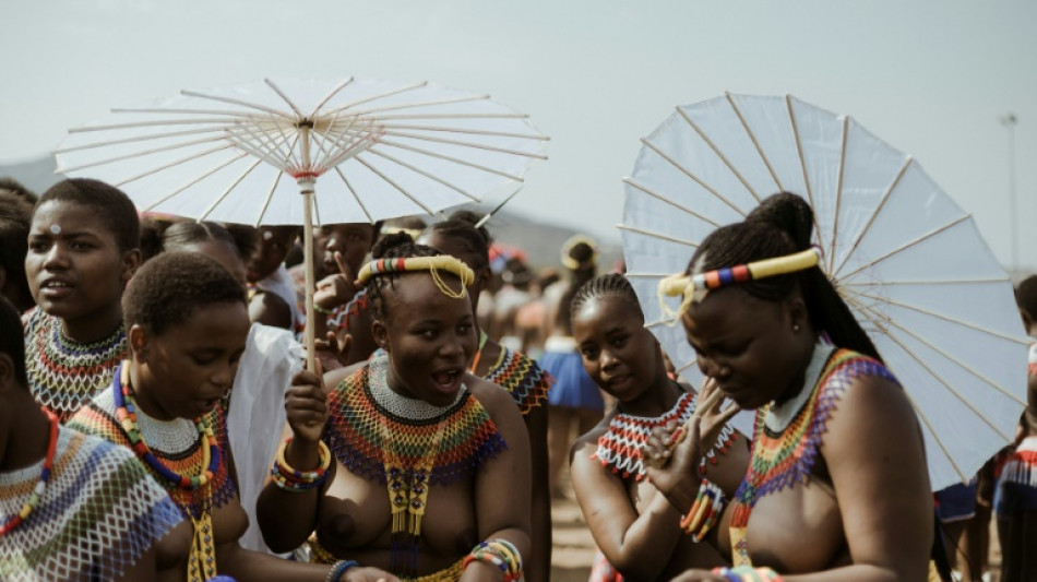 En Afrique du Sud, des milliers de jeunes filles dansent devant le roi des Zoulous
