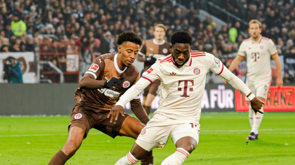 Especulado no Real Madrid, Alphonso Davies renova com o Bayern at&eacute; 2030