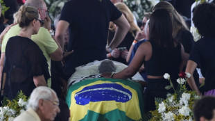 Au stade de Santos, des milliers de Br&eacute;siliens expriment leur "gratitude" &agrave; Pel&eacute;