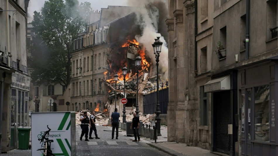 Au moins sept bless&eacute;s graves dans l'effondrement de deux immeubles &agrave; Paris
