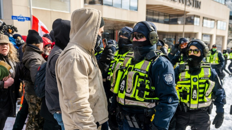 "Vous devez partir": à Ottawa, l'avancée à petits pas de la police face aux manifestants