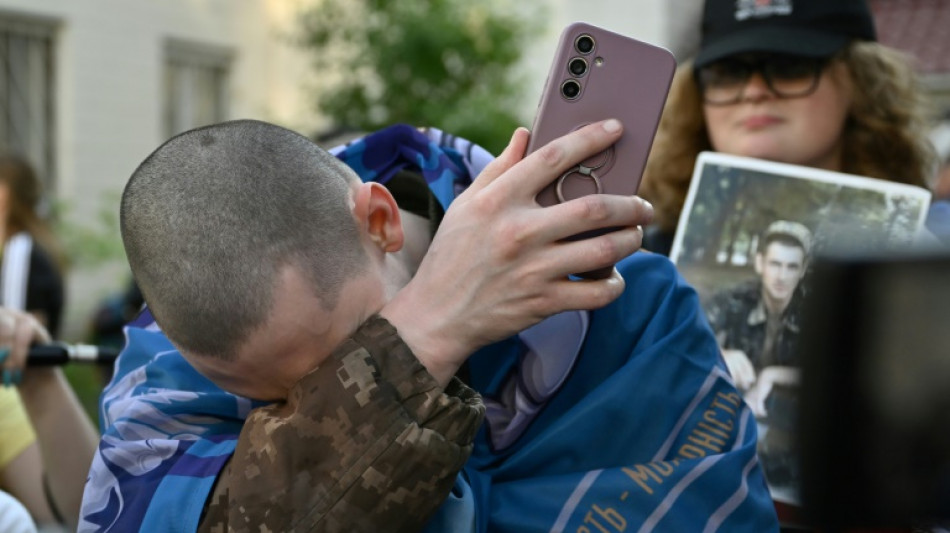 Ukraine : larmes et sourires lors du plus grand &eacute;change de prisonniers entre Kiev et Moscou